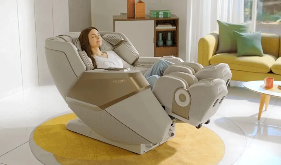 거실에 설치된 컴팩트 안마의자 팔콘S 모델의 세련된 디자인과 콤팩트한 사이즈