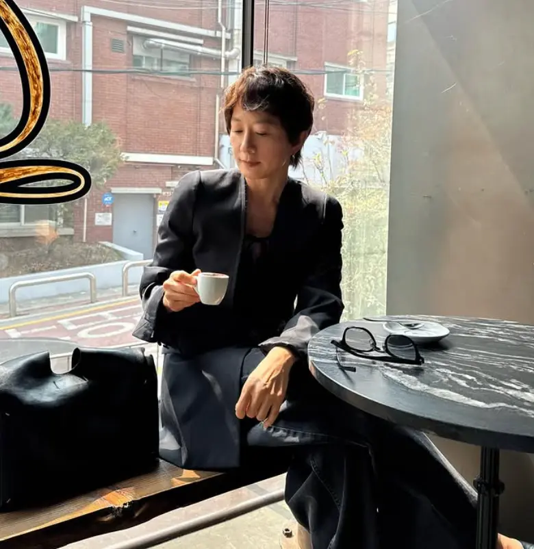 김희애 숏컷 단발 동안 변신 인스타 업로드한 사진